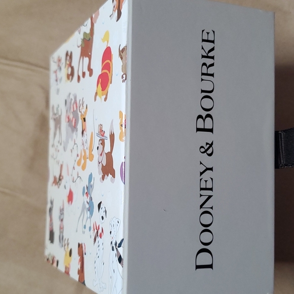 Disney Santa Tails Dooney and Bourke MagicBand - Picture 5 of 6